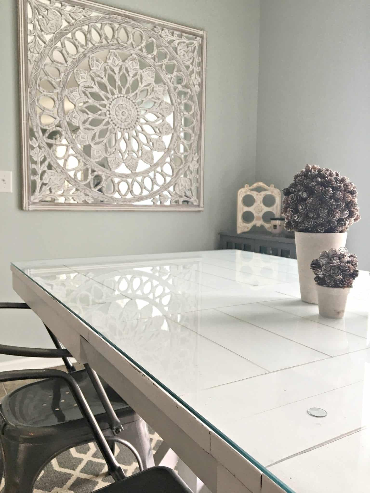 כהה-שולחן צבוע-לבן-בסגנון בית חווה מגולגל